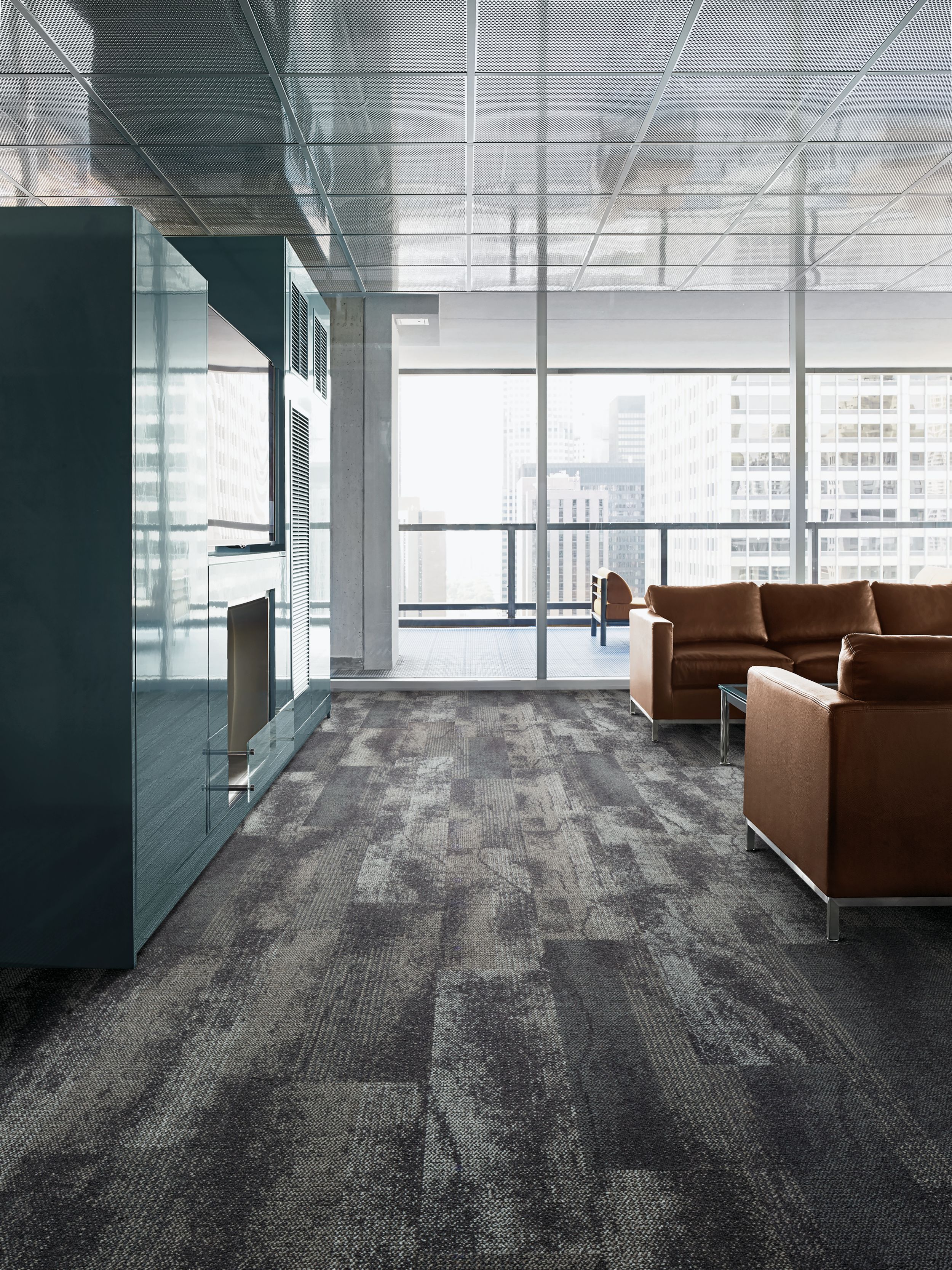 Interface Neighborhood Smooth plank carpet tile in residential public space with brown couches and glass walls numéro d’image 10